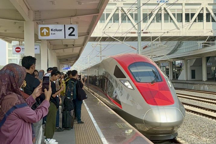 Presiden evaluasi tren penumpang dan kinerja kereta cepat Whoosh Presiden evaluasi tren penumpang dan kinerja kereta cepat Whoosh