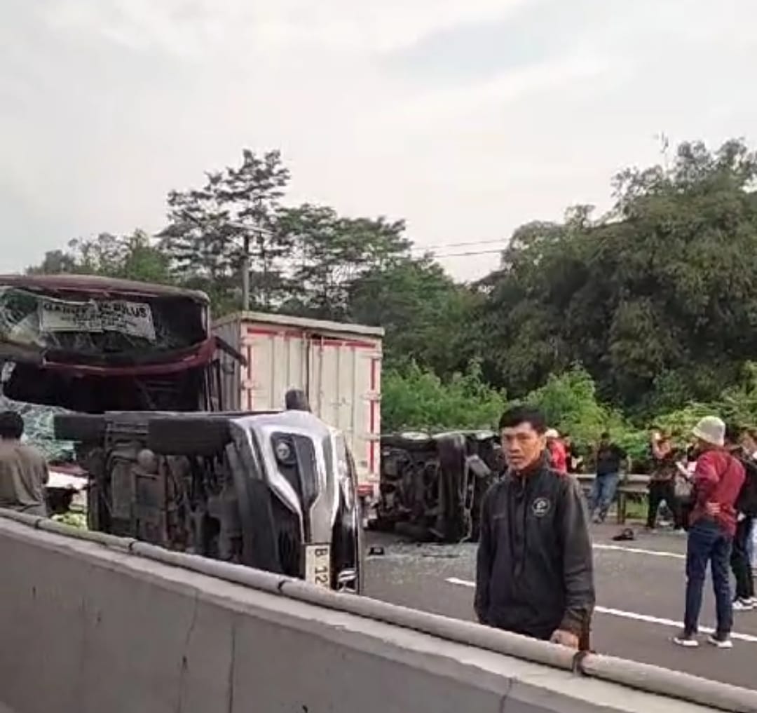 Kecelakaan beruntun 10 kendaraan km86 ruas tol Cipularang, lalu lintas tersendat