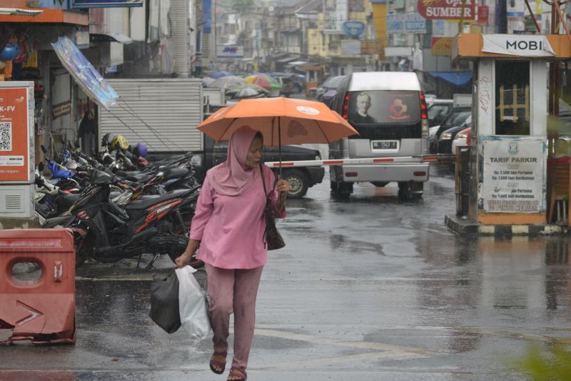 Hujan diprediksi masih guyur sebagian kota besar di Indonesia Hujan diprediksi masih guyur sebagian kota besar di Indonesia