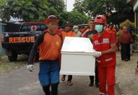 Petugas gabungan berhasil temukan korban terseret arus Sungai Comal Petugas gabungan berhasil temukan korban terseret arus Sungai Comal