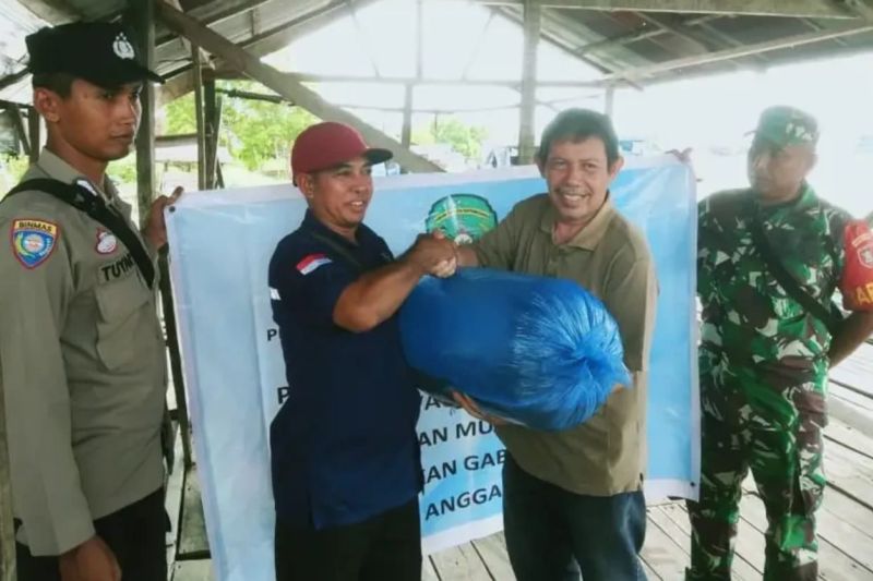 TNI tebar 41.000 bibit ikan gurami di Kutai Kartanegara TNI tebar 41.000 bibit ikan gurami di Kutai Kartanegara