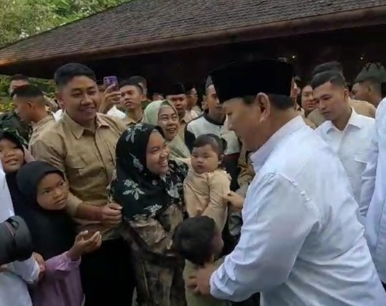 Prabowo sapa warga usai salat Idul adha di Masjid Nurul Wathon