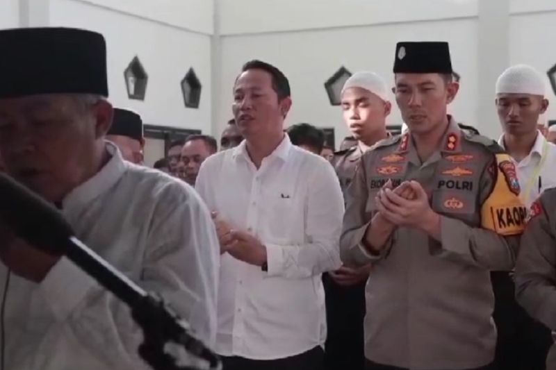 Polisi Jombang gelar shalat gaib untuk Briptu Rian Polisi Jombang gelar shalat gaib untuk Briptu Rian