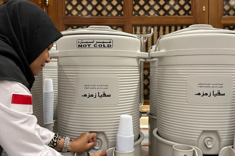 Jemaah dilarang bawa Air Zamzam dalam koper bagasi Jemaah dilarang bawa Air Zamzam dalam koper bagasi