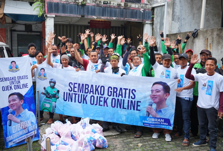 Relawan Mas Gibran berbagi sembako dan cukur gratis ojol di Jakarta dan Tangsel