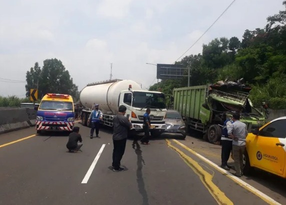 26 Juni 2022: Tabrakan beruntun 17 kendaraan di Tol Cipularang arah Jakarta 26 Juni 2022: Tabrakan beruntun 17 kendaraan di Tol Cipularang arah Jakarta