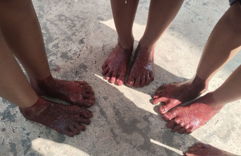 Warga Palembang lakukan tradisi celup kaki ke darah hewan kurban Warga Palembang lakukan tradisi celup kaki ke darah hewan kurban