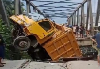 Jembatan Batang Serangan ambruk, satu truk terperosok Jembatan Batang Serangan ambruk, satu truk terperosok