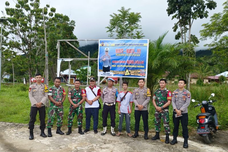 Polisi pasang peringatan keselamatan lalu lintas di batas RI-Malaysia Polisi pasang peringatan keselamatan lalu lintas di batas RI-Malaysia