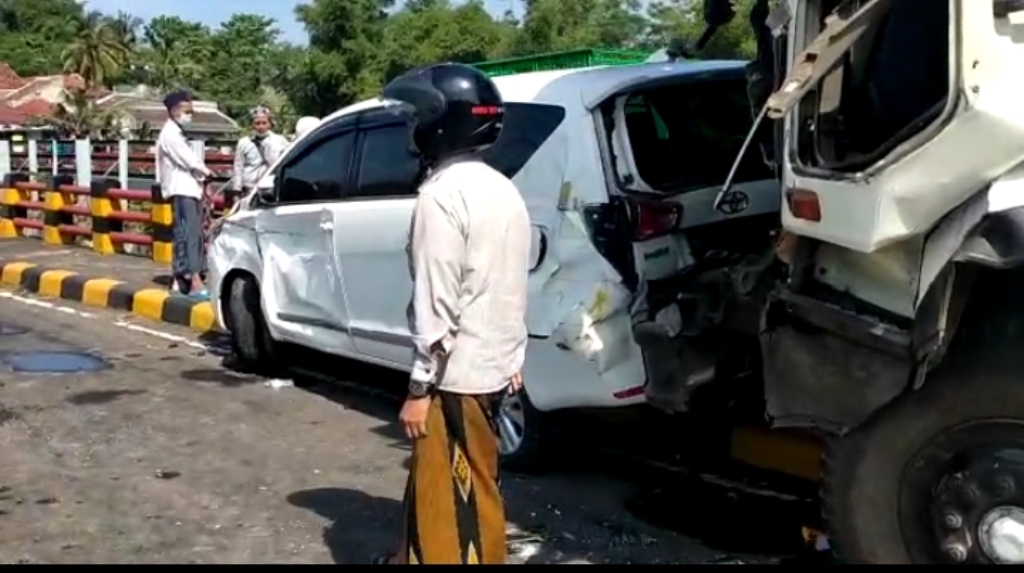 20 Juni 2021: Terjadi kecelakaan beruntun 10 kendaraan di Jembatan Grobogan Lumajang 20 Juni 2021: Terjadi kecelakaan beruntun 10 kendaraan di Jembatan Grobogan Lumajang