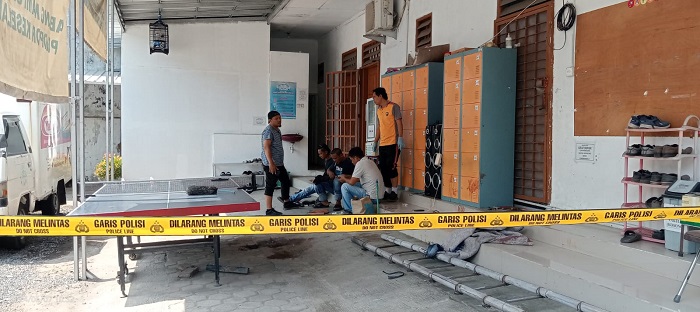 Petugas keamanan distributor minuman ditemukan tewas mengenaskan Petugas keamanan distributor minuman ditemukan tewas mengenaskan