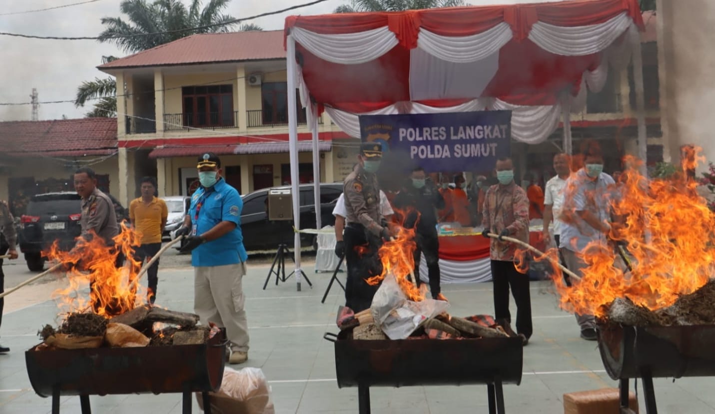 Polres Langkat musnahkan 90 kg ganja dan 9 kg lebih sabu Polres Langkat musnahkan 90 kg ganja dan 9 kg lebih sabu