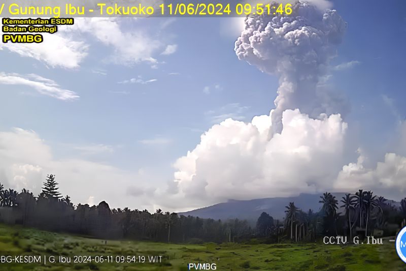 Gunung Ibu meluncurkan awan abu setinggi empat kilometer Gunung Ibu meluncurkan awan abu setinggi empat kilometer