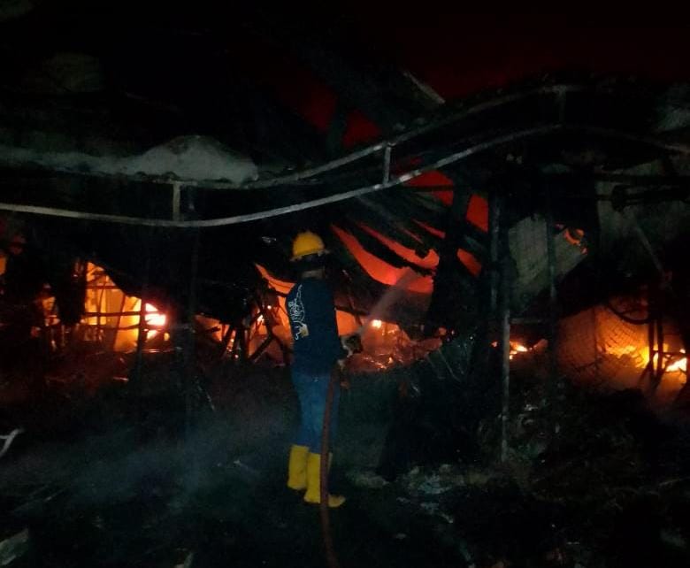 Ratusan kios Pasar Babe Kudus terbakar Ratusan kios Pasar Babe Kudus terbakar
