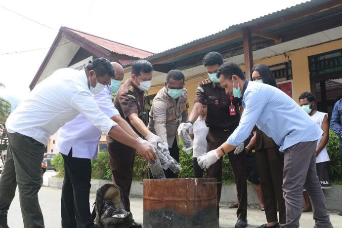 Polres Jayapura musnahkan 2 kilogram ganja