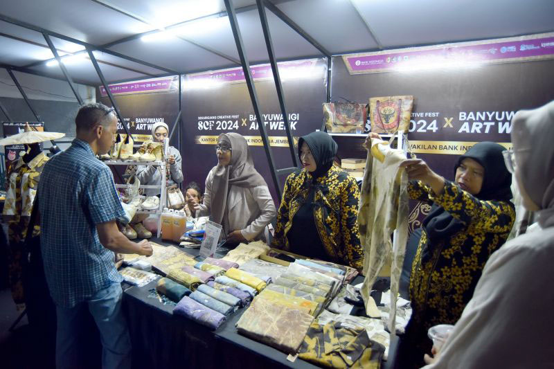 Ratusan produk UMKM binaan BI ditampilkan dalam Banyuwangi Art Week Ratusan produk UMKM binaan BI ditampilkan dalam Banyuwangi Art Week