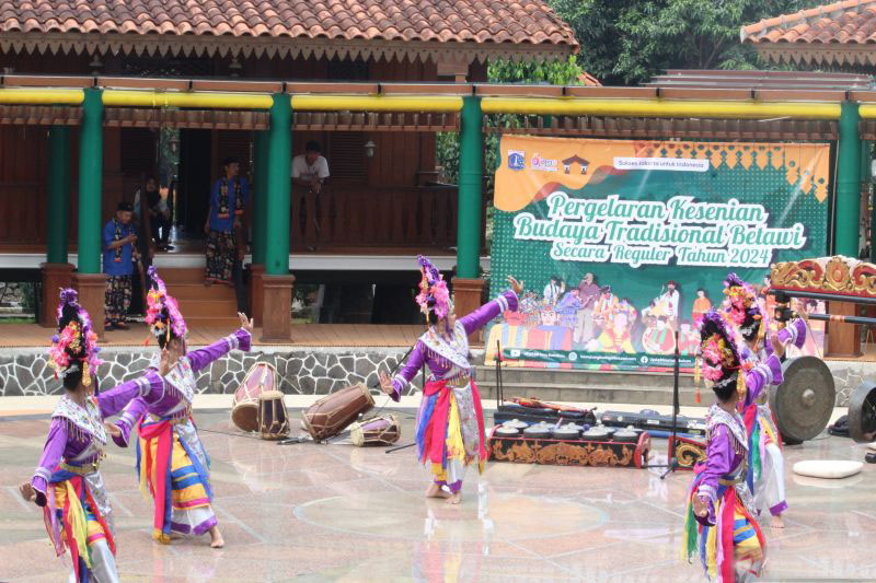 Setu Babakan latih warga buat pantun Betawi di HUT Jakarta