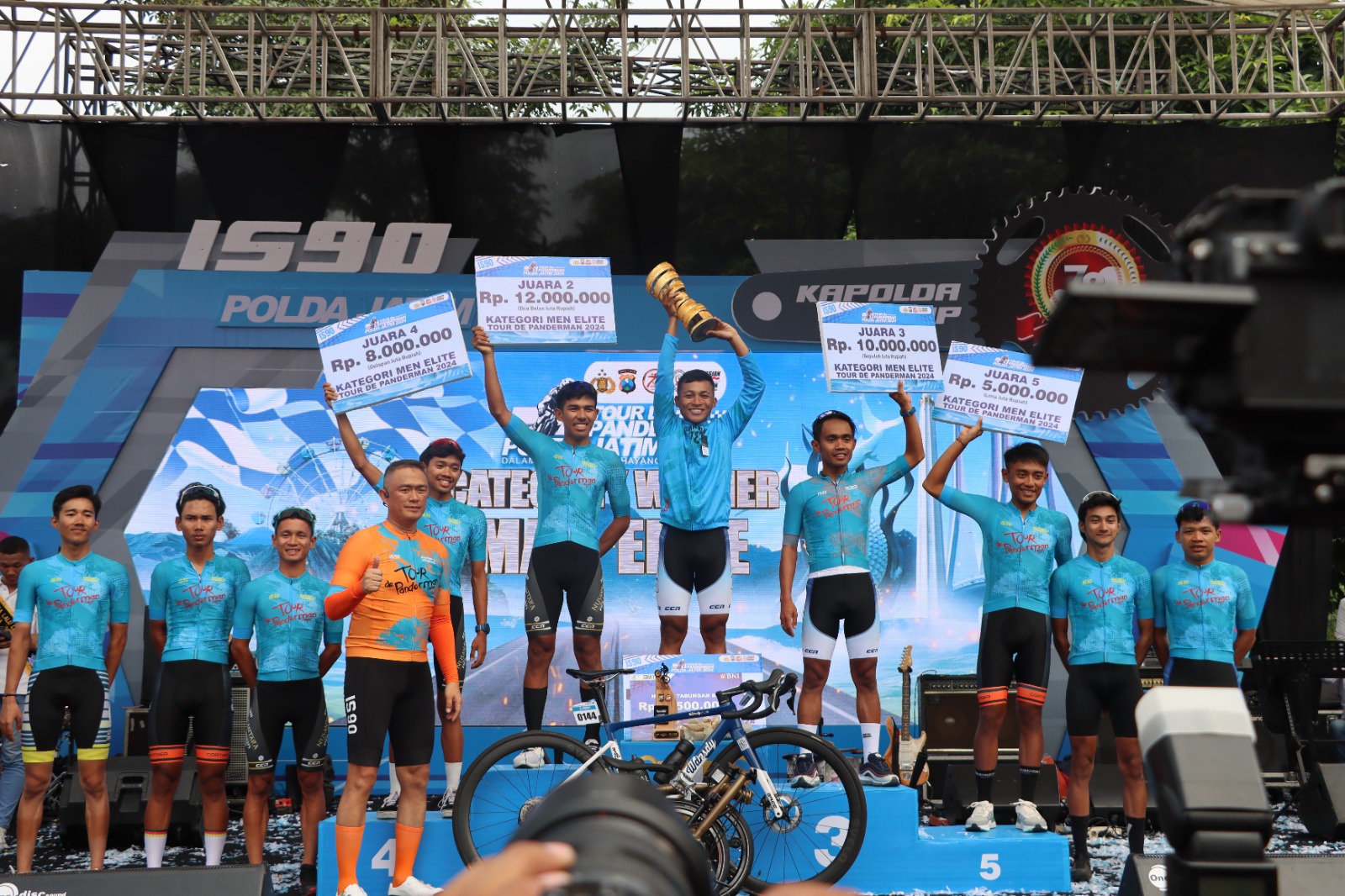 Kapolda Jatim serahkan medali untuk para juara Tour de Panderman di Kota Batu