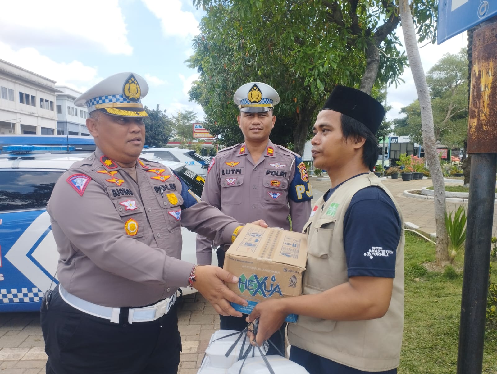 Peringati HUT Bhayangkara ke-78, Satuan PJR Tol Cipularang berbagi makan siang gratis Peringati HUT Bhayangkara ke-78, Satuan PJR Tol Cipularang berbagi makan siang gratis