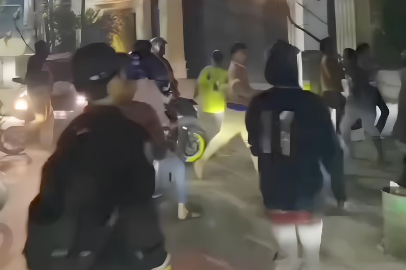 Polisi tangkap anggota gangster yang resahkan warga