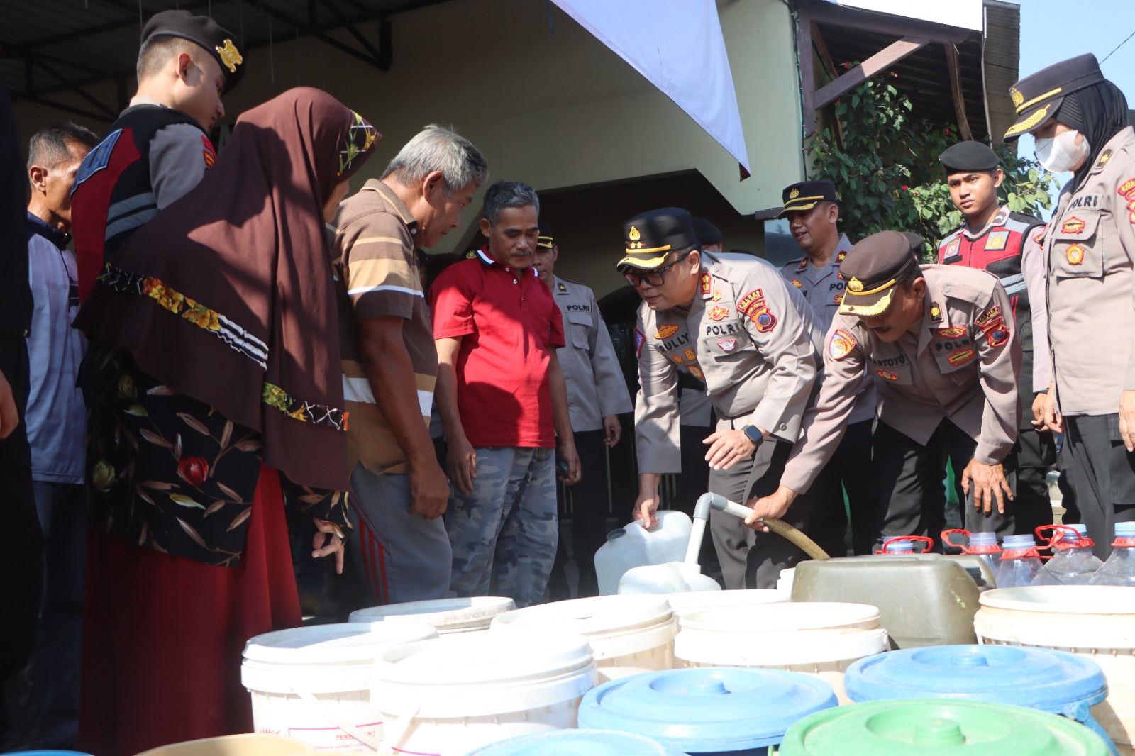 Hari Bhayangkara ke-78, Polres Tegal Kota salurkan air bersih di Kelurahan Panggung Hari Bhayangkara ke-78, Polres Tegal Kota salurkan air bersih di Kelurahan Panggung