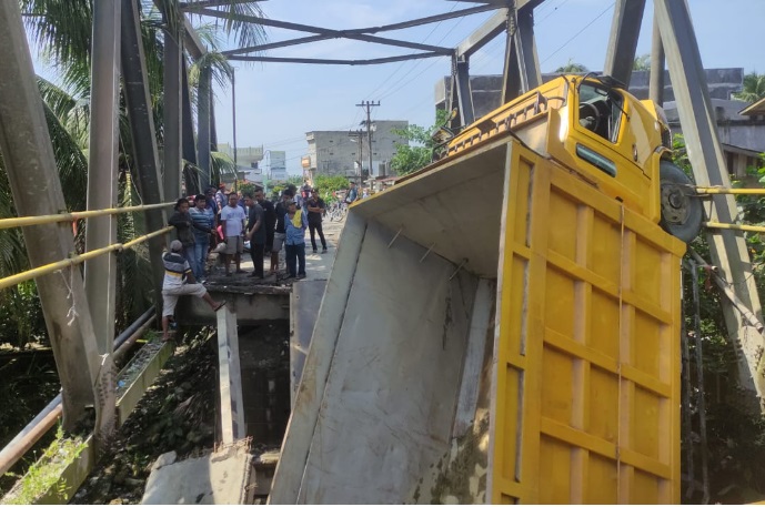 Over tonase diduga penyebab ambruknya jembatan Batang Serangan Over tonase diduga penyebab ambruknya jembatan Batang Serangan