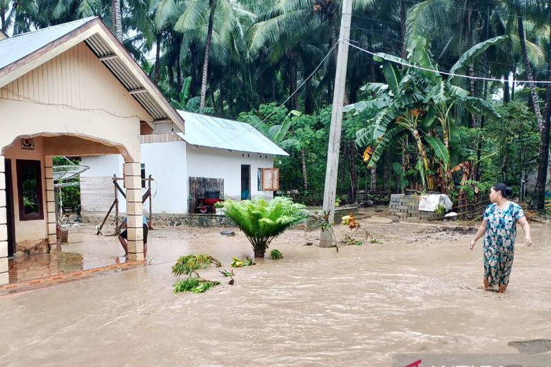 Tiga desa di Kecamatan Biluhu Gorontalo dilanda banjir Tiga desa di Kecamatan Biluhu Gorontalo dilanda banjir