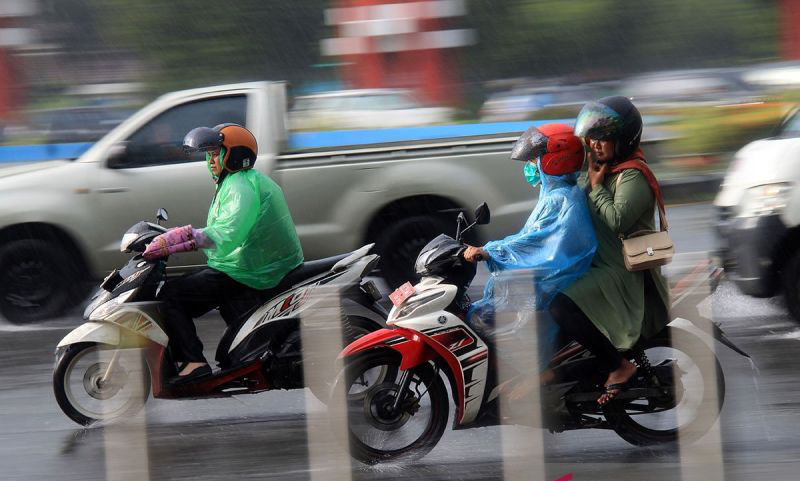 Antisipasi hujan disertai petir di sejumlah wilayah Jakarta malam hari