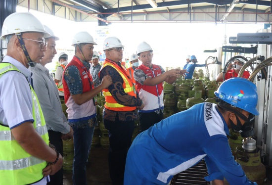 Sidak, Pertamina-Pj Wali Kota Padang pastikan berat LPG 3 kg sesuai aturan Sidak, Pertamina-Pj Wali Kota Padang pastikan berat LPG 3 kg sesuai aturan