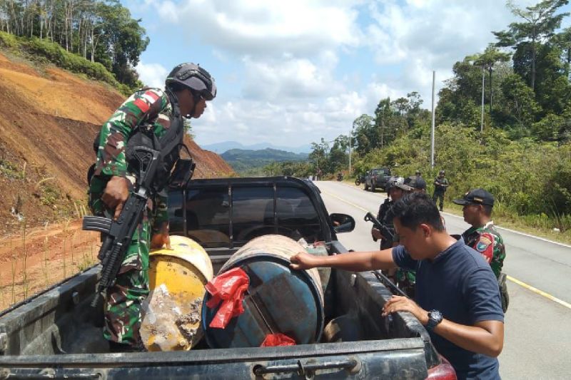 TNI periksa pelintas cegah kegiatan ilegal di perbatasan RI-Malaysia TNI periksa pelintas cegah kegiatan ilegal di perbatasan RI-Malaysia