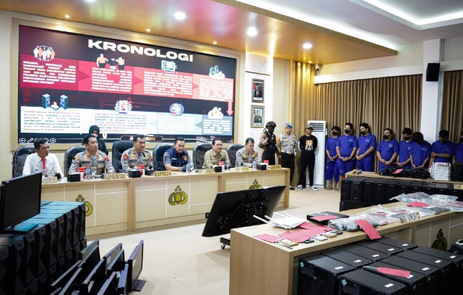 Polisi gerebek judi online di tiga lokasi di Purwokerto Polisi gerebek judi online di tiga lokasi di Purwokerto