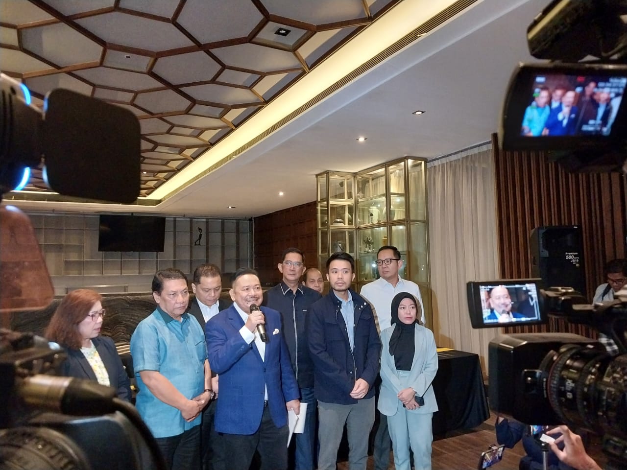 Tim kuasa hukum Presiden tanggapi hasil putusan PN Jakpus soal gugatan TPDI Tim kuasa hukum Presiden tanggapi hasil putusan PN Jakpus soal gugatan TPDI