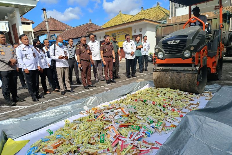 Kejari Denpasar musnahkan tiga truk obat-obatan ilegal asal China Kejari Denpasar musnahkan tiga truk obat-obatan ilegal asal China