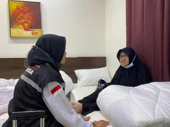 Jemaah calon haji lansia pindah hotel demi safari wukuf Jemaah calon haji lansia pindah hotel demi safari wukuf