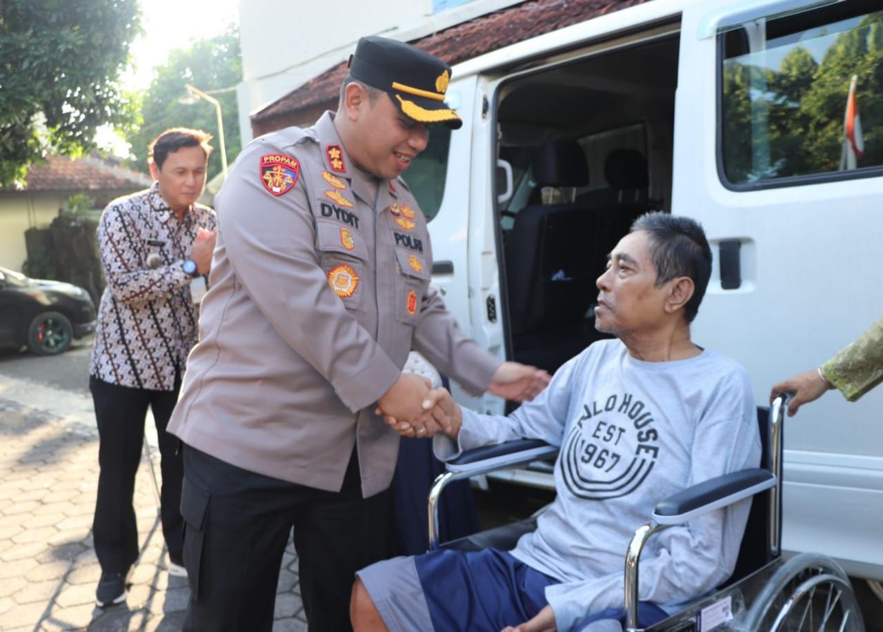 Puluhan penyandang disabilitas dapat pengobatan gratis Puluhan penyandang disabilitas dapat pengobatan gratis