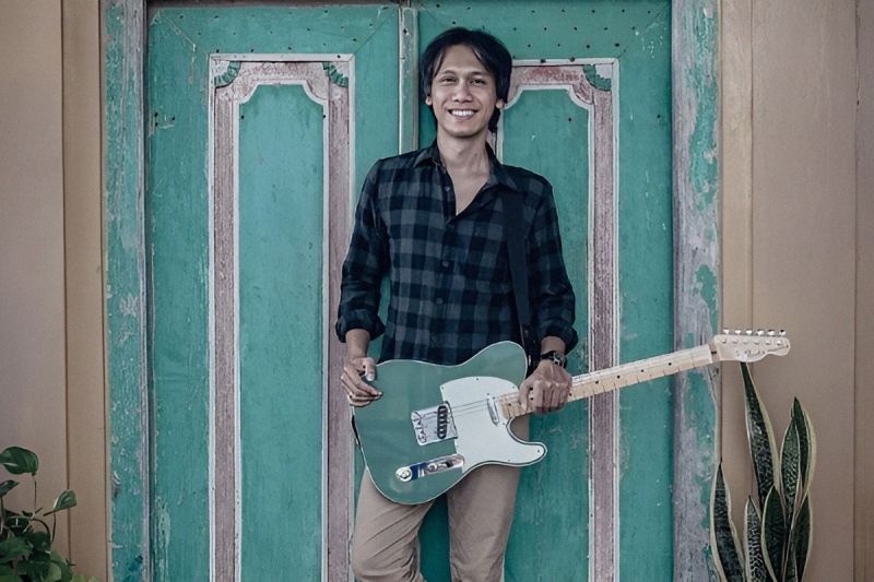 Eross Candra SO7 lelang gitar pribadinya untuk sumbang Palestina Eross Candra SO7 lelang gitar pribadinya untuk sumbang Palestina