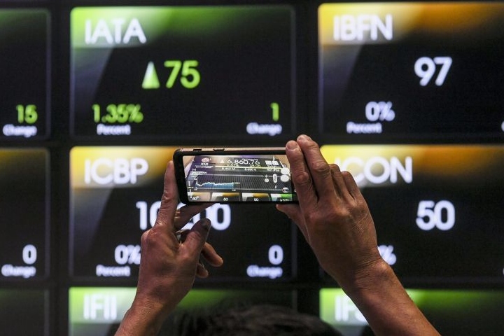 IHSG ditutup menguat di tengah pelemahan mayoritas bursa kawasan