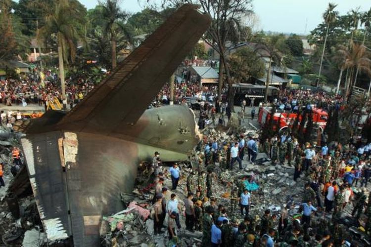 30Juni 2015: Pesawat Hercules C-130 jatuh di Medan, 113 penumpang tewas 30Juni 2015: Pesawat Hercules C-130 jatuh di Medan, 113 penumpang tewas