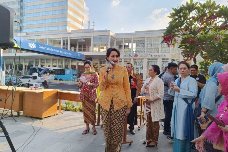 Kebaya persatukan perempuan Indonesia dari latar belakang berbeda Kebaya persatukan perempuan Indonesia dari latar belakang berbeda