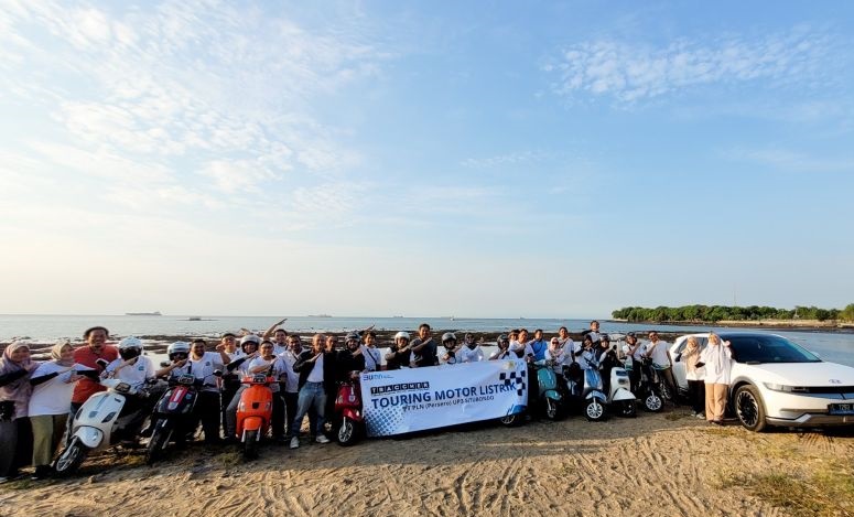 Karyawan PLN Situbondo touring kendaraan listrik ramah lingkungan Karyawan PLN Situbondo touring kendaraan listrik ramah lingkungan