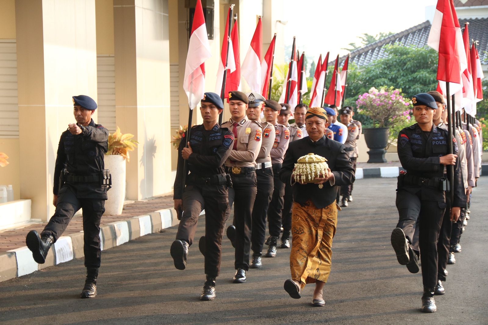 Polda Jateng sucikan pataka dengan air Puncak Gunung Lawu