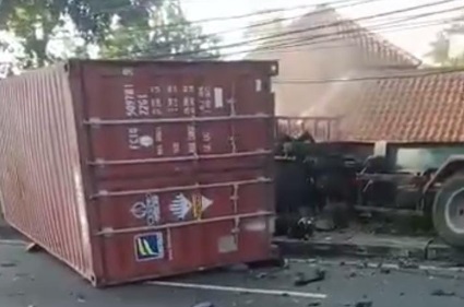 Rem blong, 3 orang tewas di jalur maut Pasuruan Rem blong, 3 orang tewas di jalur maut Pasuruan