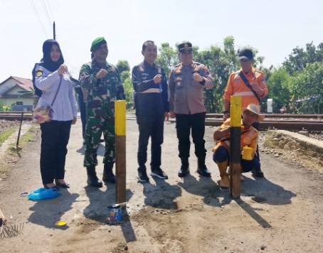 KAI Daop 4 dan Dishub Kendal tutup akses jalan perlintasan sebidang KAI Daop 4 dan Dishub Kendal tutup akses jalan perlintasan sebidang
