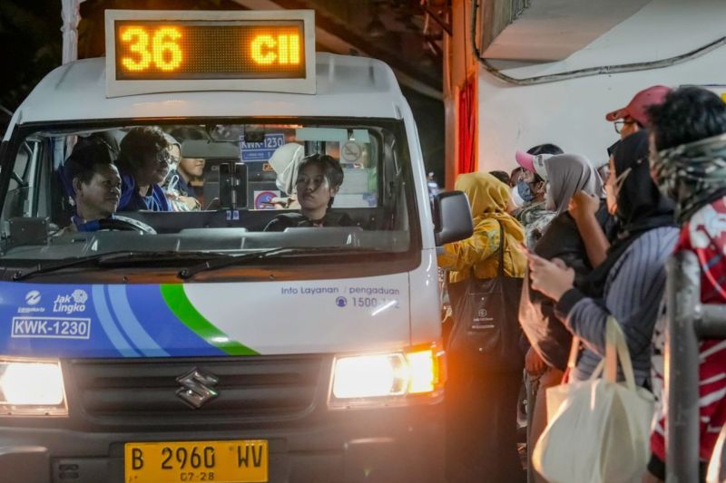 TransJakarta uji coba empat rute Mikrotrans yang beroperasi 24 jam TransJakarta uji coba empat rute Mikrotrans yang beroperasi 24 jam