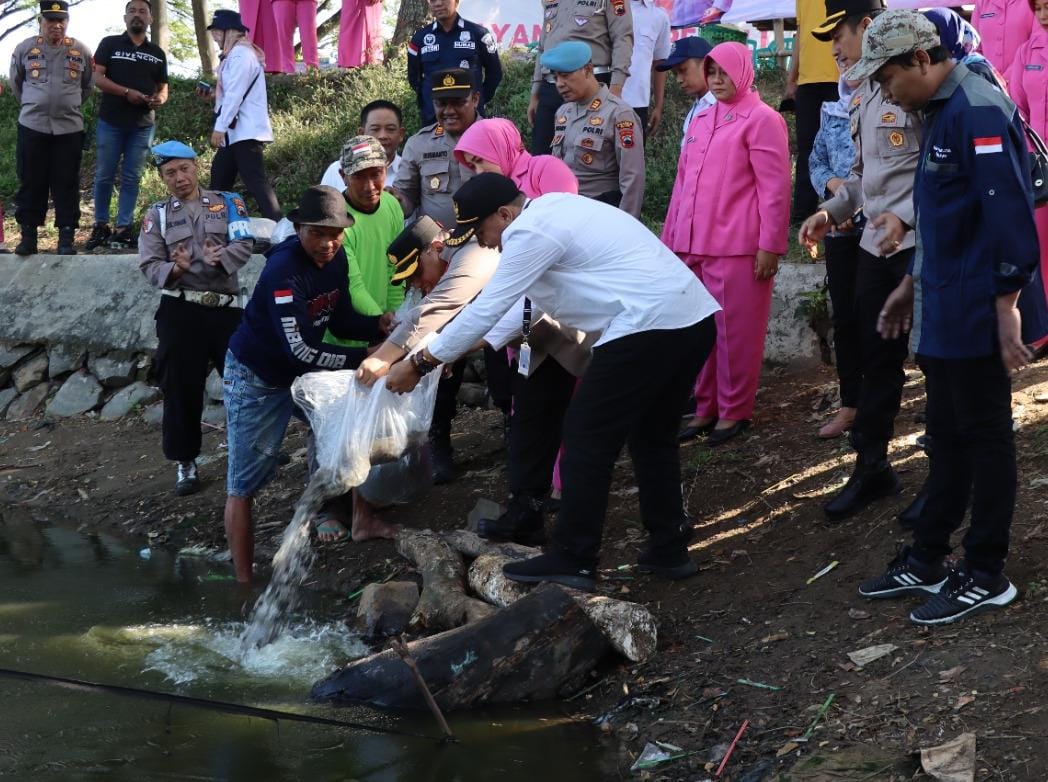 Bantu ketahanan pangan, Polres Kudus tebar 10.000 benih ikan