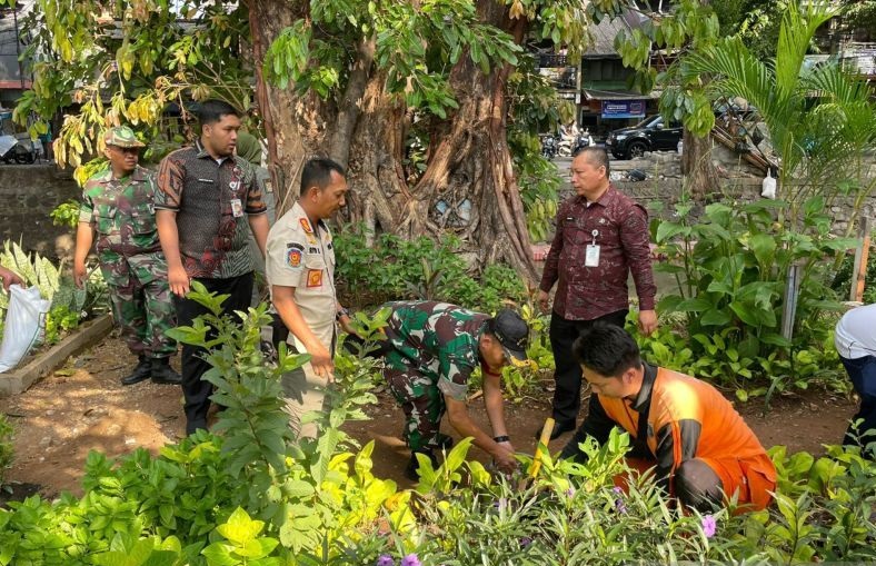 Jakpus tanam ratusan pohon di Johar Baru untuk kurangi polusi Jakpus tanam ratusan pohon di Johar Baru untuk kurangi polusi