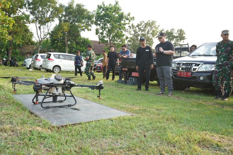 Pemkab Kediri beri drone untuk menarik petani milenial