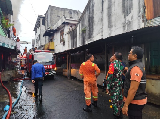 Toko alat rumah tangga di Ambarawa terbakar Toko alat rumah tangga di Ambarawa terbakar