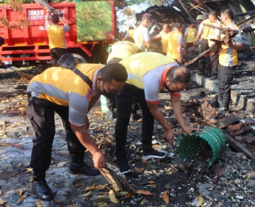 Tim Gabungan bersihkan puing-puing sisa kebakaran Pasar Babe Tim Gabungan bersihkan puing-puing sisa kebakaran Pasar Babe