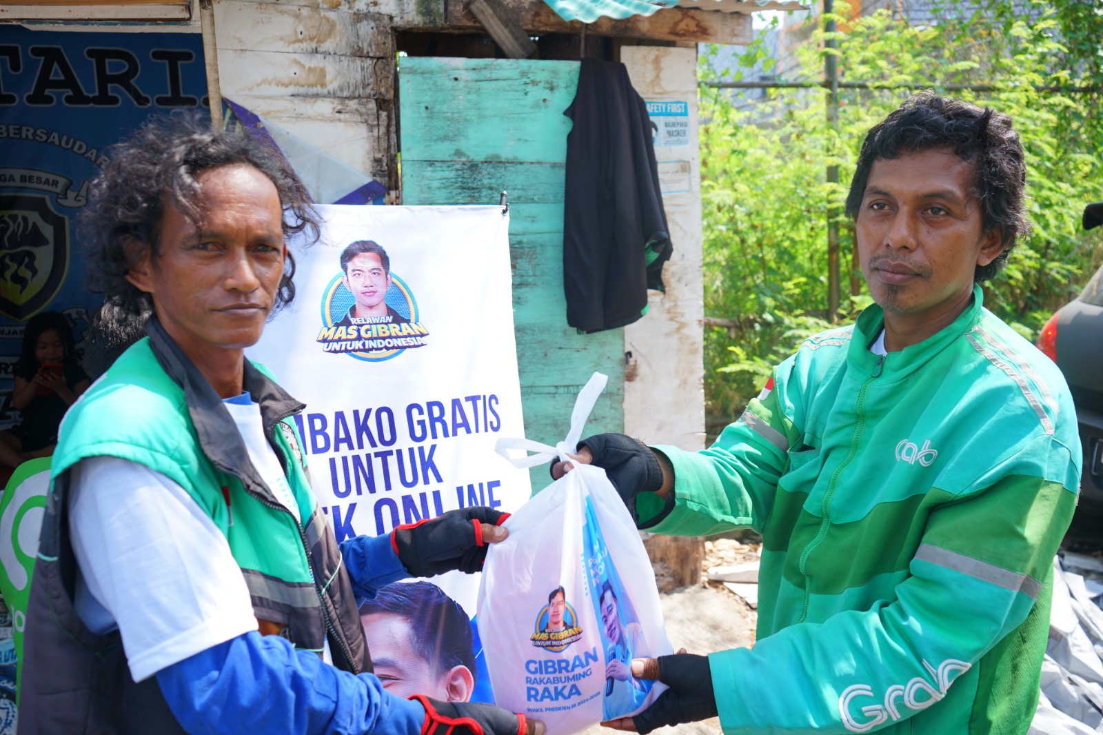 Kawal program presiden terpilih, Relawan Gibran terus bagikan sembako dan cukur gratis Kawal program presiden terpilih, Relawan Gibran terus bagikan sembako dan cukur gratis